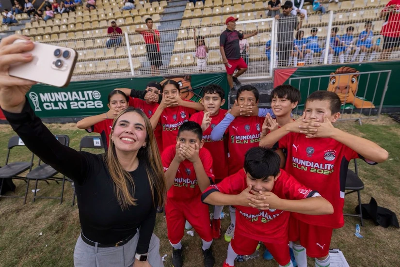 Ana Miriam Ramos reiteró el compromiso del Ayuntamiento de Culiacán con el deporte infantil durante el arranque del Mundialito 2026, que reúne a niñas y niños de colonias y sindicaturas. Foto: Ayuntamiento de Culiacán