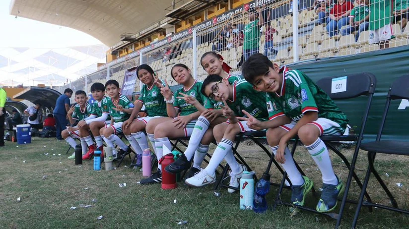 Culiacán vive una auténtica fiesta mundialista con el arranque del Mundialito 2026, torneo que promueve el deporte, la unión familiar y la formación de valores desde la infancia. Foto: Ayuntamiento de Culiacán