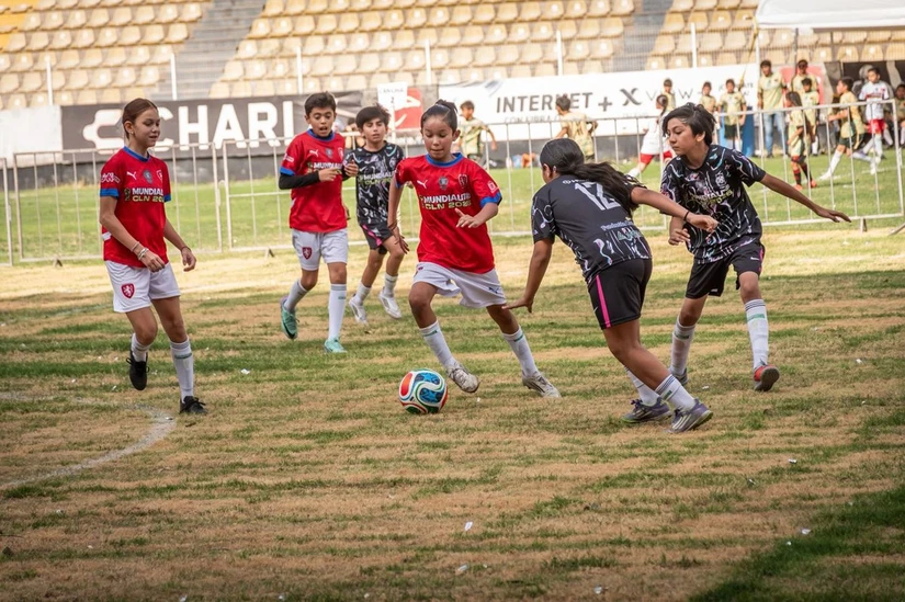 Ya rueda el balón en el Mundialito Culiacán 2026: deporte, sueños y unión familiar en las canchas. Foto: Ayuntamiento de Culiacán