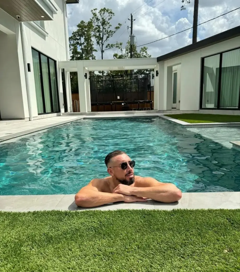 La propiedad cuenta con una gran piscina para el futbolista y su familia.