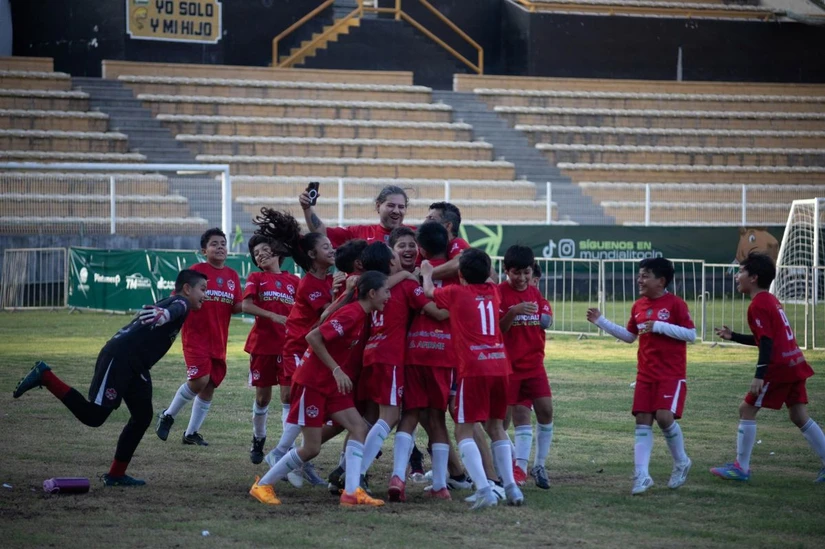 Jugadores de Canadá-La Mazía festejan con euforia su clasificación en una dramática tanda de penales. Foto: Ayuntamiento de Culiacán