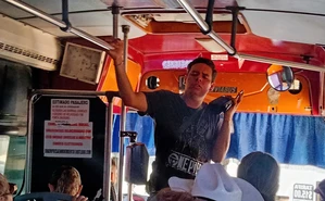 Se sube a los camiones desde los 13 años y hoy su voz conmueve a cientos en Culiacán