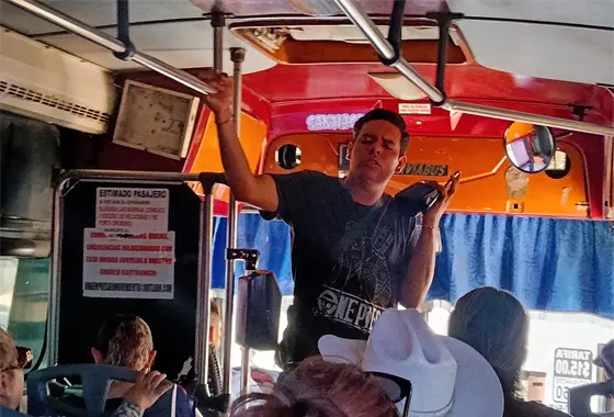Se sube a los camiones desde los 13 a&ntilde;os y hoy su voz conmueve a cientos en Culiac&aacute;n