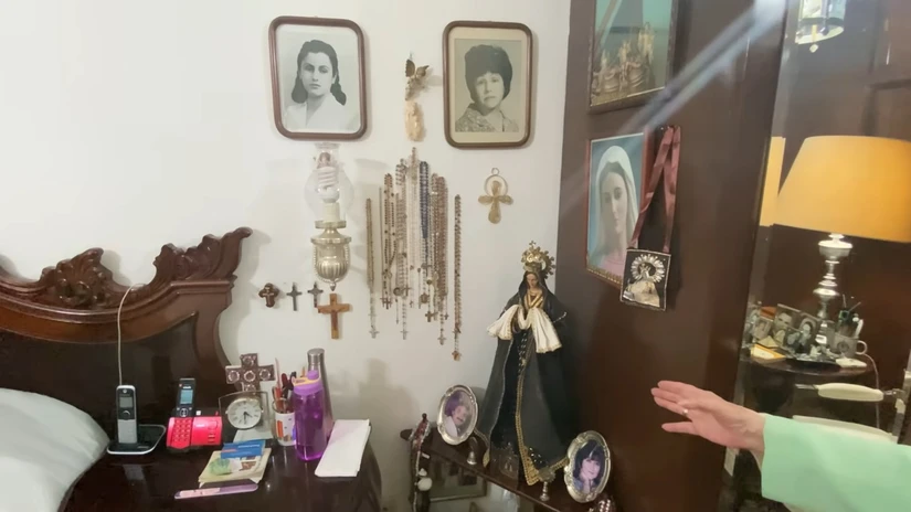 Colección de Rosarios de Carmén Salinas y una imagen de la Virgen de la Soledad.
