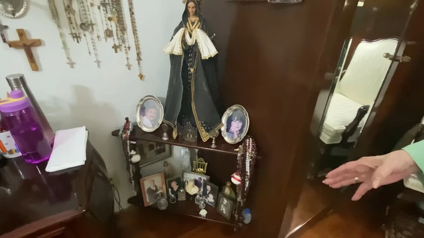 En una imagen se muestran fotos de los hijos de Carmén Salinas.