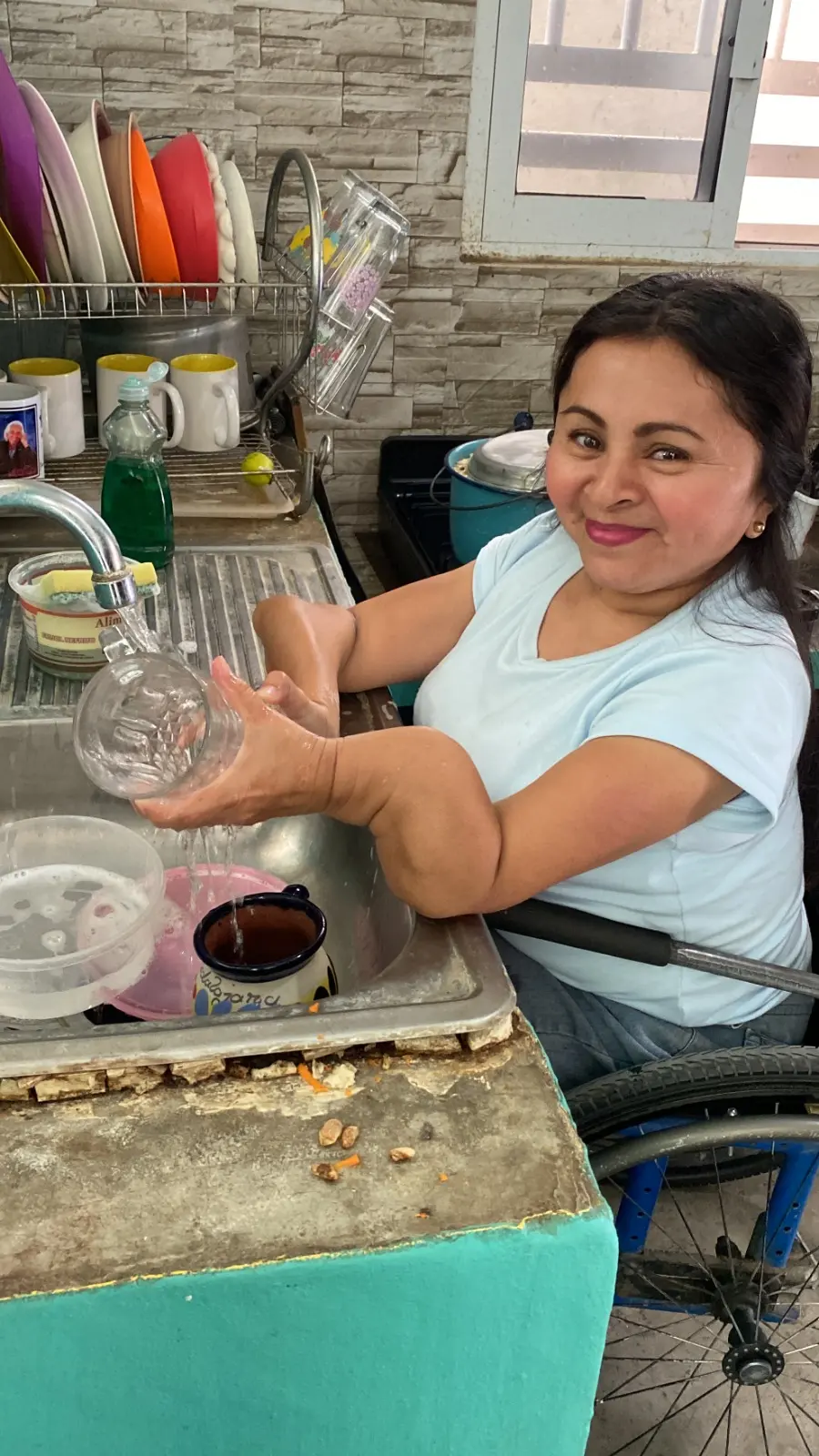 Su cuerpo es frágil, pero su historia demuestra una fuerza inquebrantable