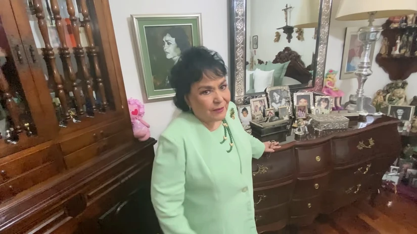 El inmenso tocador de Carmen Salinas con fotos de sus familiares.