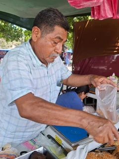 Pedro M&aacute;rquez, con sus chicharrones da el sabor oaxaque&ntilde;o al tianguis de Villa Ju&aacute;rez