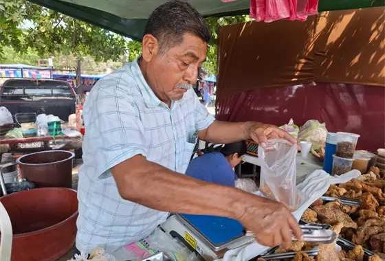 Pedro M&aacute;rquez, con sus chicharrones da el sabor oaxaque&ntilde;o al tianguis de Villa Ju&aacute;rez