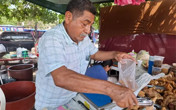 Pedro M&aacute;rquez, con sus chicharrones da el sabor oaxaque&ntilde;o al tianguis de Villa Ju&aacute;rez