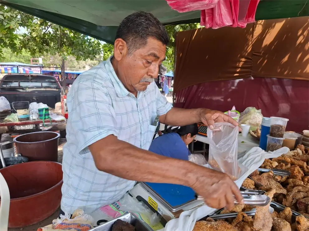 Pedro M&aacute;rquez, con sus chicharrones da el sabor oaxaque&ntilde;o al tianguis de Villa Ju&aacute;rez