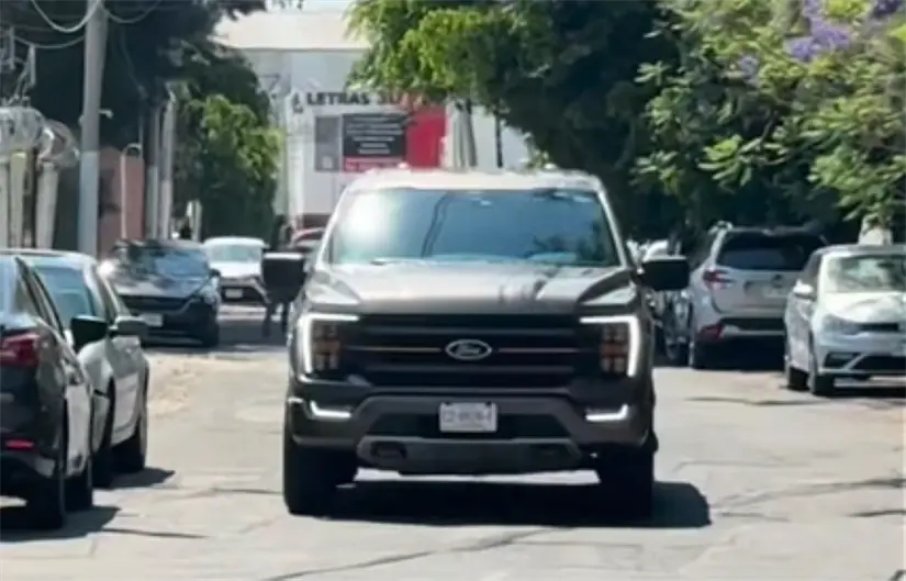 Camioneta de lujo del portero Raúl 'Tala' Rangel. Foto: Record