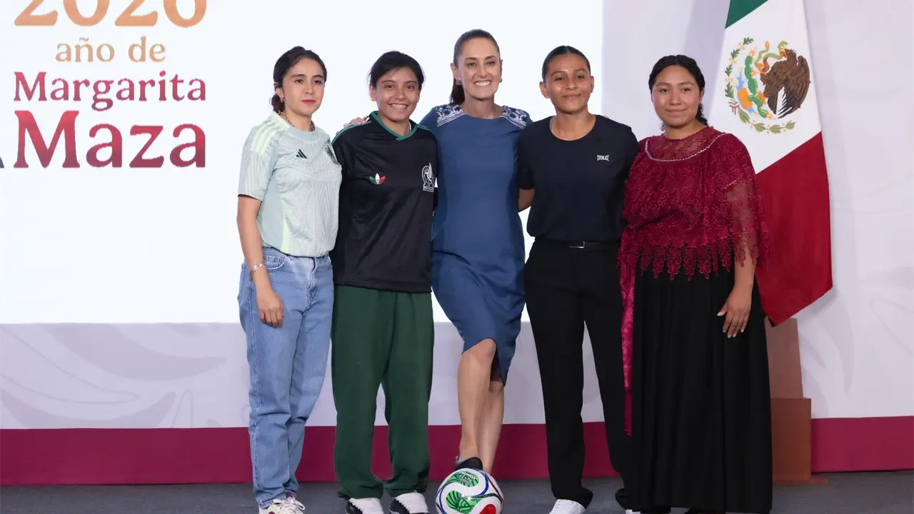 Jóvenes ganadoras recibieron boletos para partidos del Mundial 2026 en Guadalajara, Monterrey y Ciudad de México, en un evento encabezado por Claudia Sheinbaum.