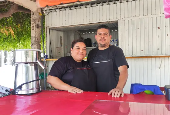 Karely y Jorge construyeron en Natural Lunch un negocio familiar entre madrugadas, jugos y amor por sus hijos en Bugambilias
