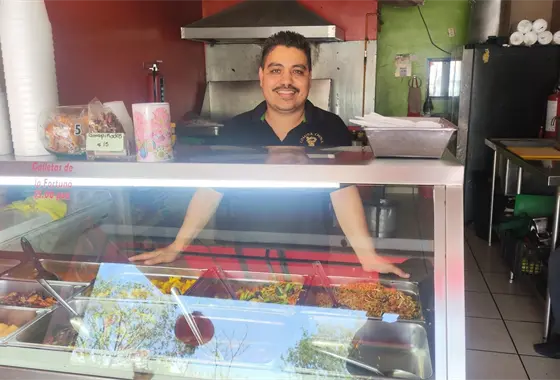 Comida China Express simboliza 10 a&ntilde;os de esfuerzo y un sue&ntilde;o familiar que Christian hizo crecer con sus hermanos en La Conquista