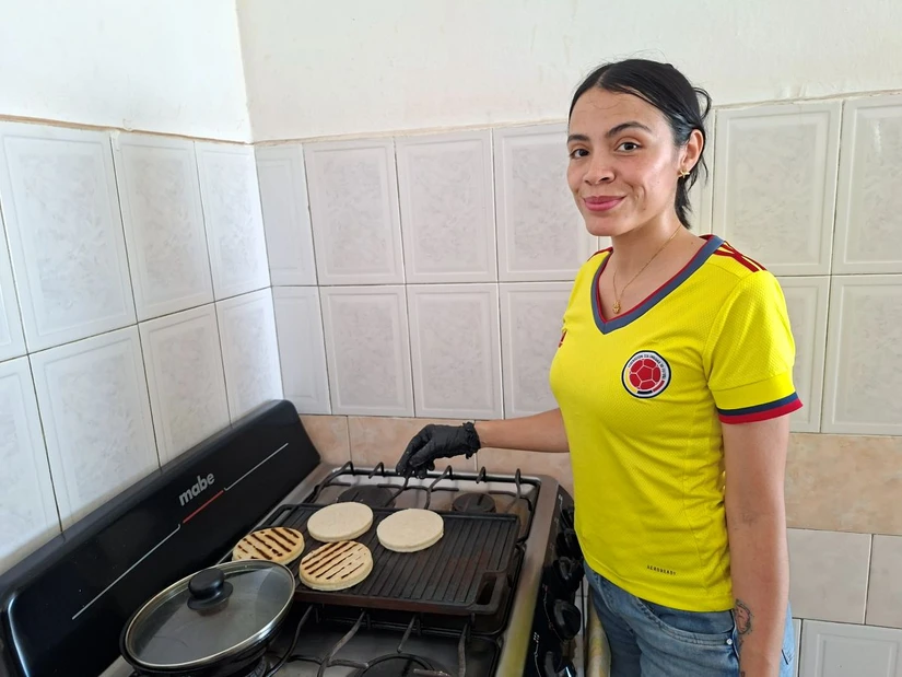 Entre arepas y amor de madre: Linda lucha cada día por el futuro de sus hijos en Culiacán. Foto: Juan Madrigal
