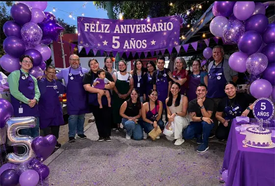 En mayo Mandiles Morados y #Me1 cumplieron 5 a&ntilde;os reflejando c&oacute;mo Jazm&iacute;n transform&oacute; el amor por su mam&aacute; en una red solidaria