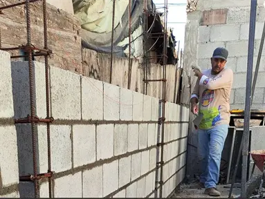 Bajo el sol de Culiacán, Juan Pablo cambió los cuadernos por ladrillos y hoy levanta casas para que sus hijos sí puedan estudiar