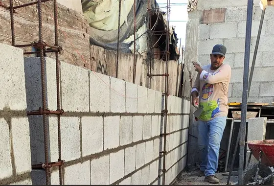 Bajo el sol de Culiac&aacute;n, Juan Pablo cambi&oacute; los cuadernos por ladrillos y hoy levanta casas para que sus hijos s&iacute; puedan estudiar