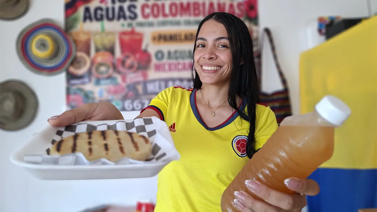 Linda Osorio, encontró en Culiacán la oportunidad de reconstruir su vida a través de la gastronomía. A la Colombiana es hoy un espacio donde el sabor une, abraza y convierte la nostalgia en esperanza. Foto: Juan Madrigal