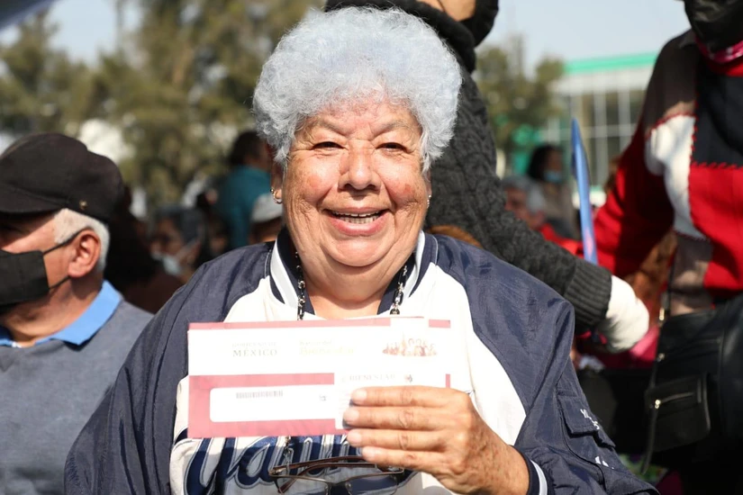 Entrega de tarjetas de la Pensión del Bienestar. Foto: Cortesía