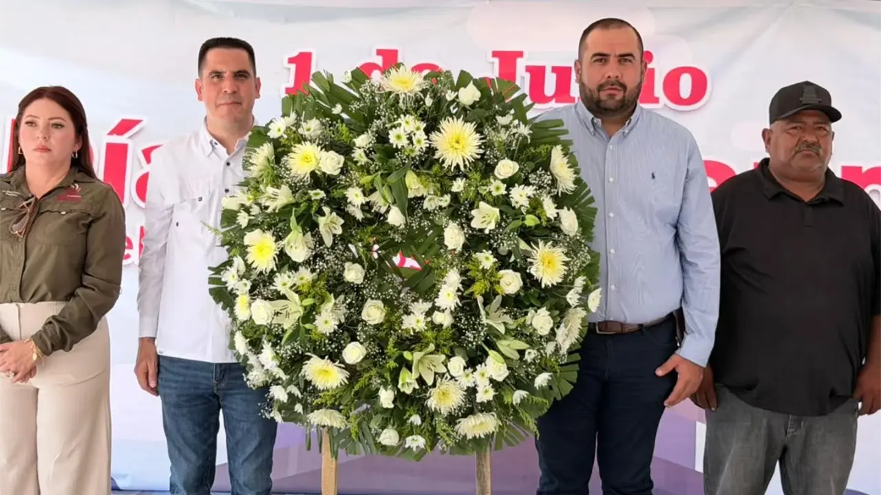 Autoridades municipales lanzaron una ofrenda floral al mar, en memoria de los marinos caídos