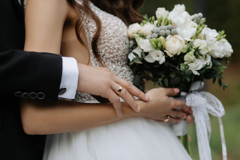 Cómo solicitar el retiro parcial por matrimonio en el IMSS. Foto: Magnific