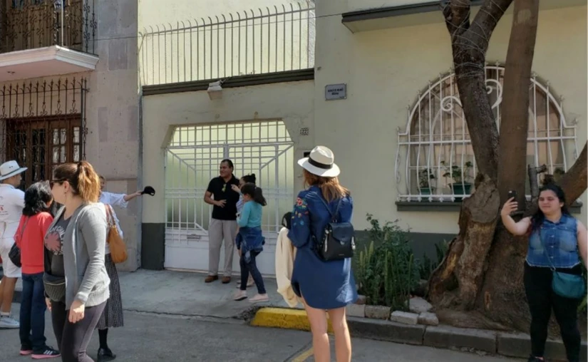 Hoy en día sí es posible visitar la casa de Roma, pero sólo para apreciar la fachada.