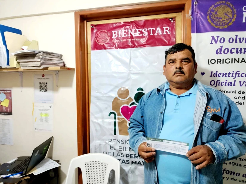 Documentos para la recoger la tarjeta de la Pensión de adultos mayores del Bienestar. Foto: Cortesía