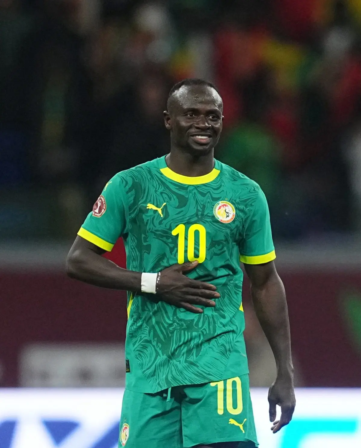 Mientras los clubes llenan sus uniformes de patrocinadores, la FIFA mantiene las camisetas mundialistas sin anuncios. La medida responde a un modelo de negocio que mueve cifras históricas.