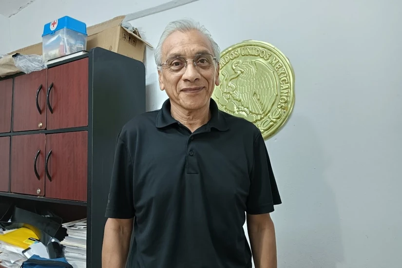 A sus 63 años, el profesor Víctor Manuel Martínez asegura que el respeto en el aula no se impone: se gana con preparación, empatía y dominio del tema.