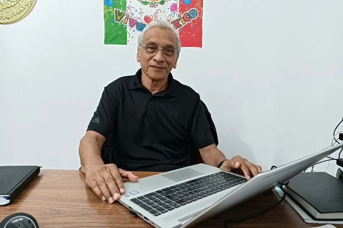 Víctor Manuel Martínez cambió la industria por las aulas y hoy lidera una secundaria en Loma de Rodriguera, donde impulsa proyectos de paz y transformación educativa.
