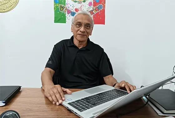 De ingeniero bioqu&iacute;mico a formador de generaciones en Culiac&aacute;n: la historia del maestro V&iacute;ctor Mart&iacute;nez