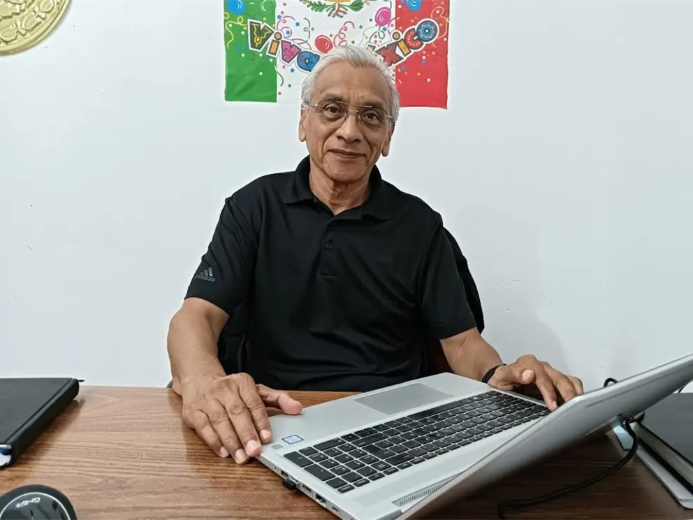 De ingeniero bioqu&iacute;mico a formador de generaciones en Culiac&aacute;n: la historia del maestro V&iacute;ctor Mart&iacute;nez