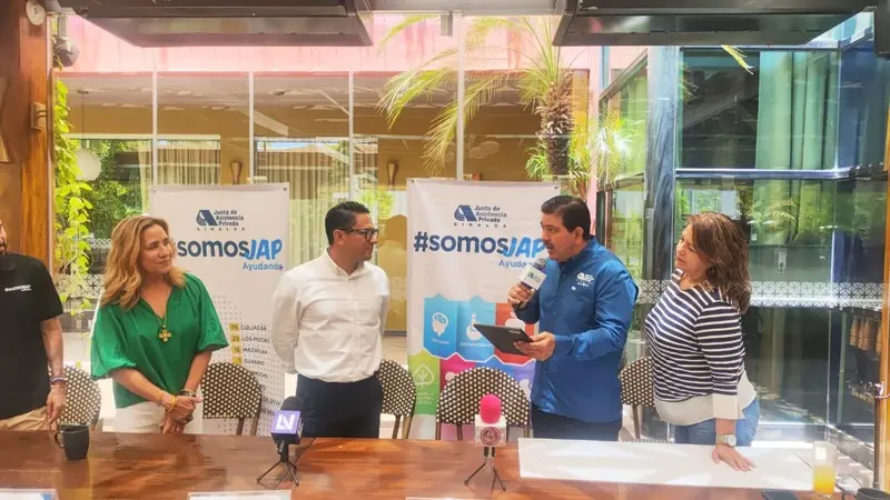 Durante la presentación Norberto Rojas, recibió un reconocimiento para Cayenna por su apoyo en la Mesa de la Filantropía en nombre del restaurante.
