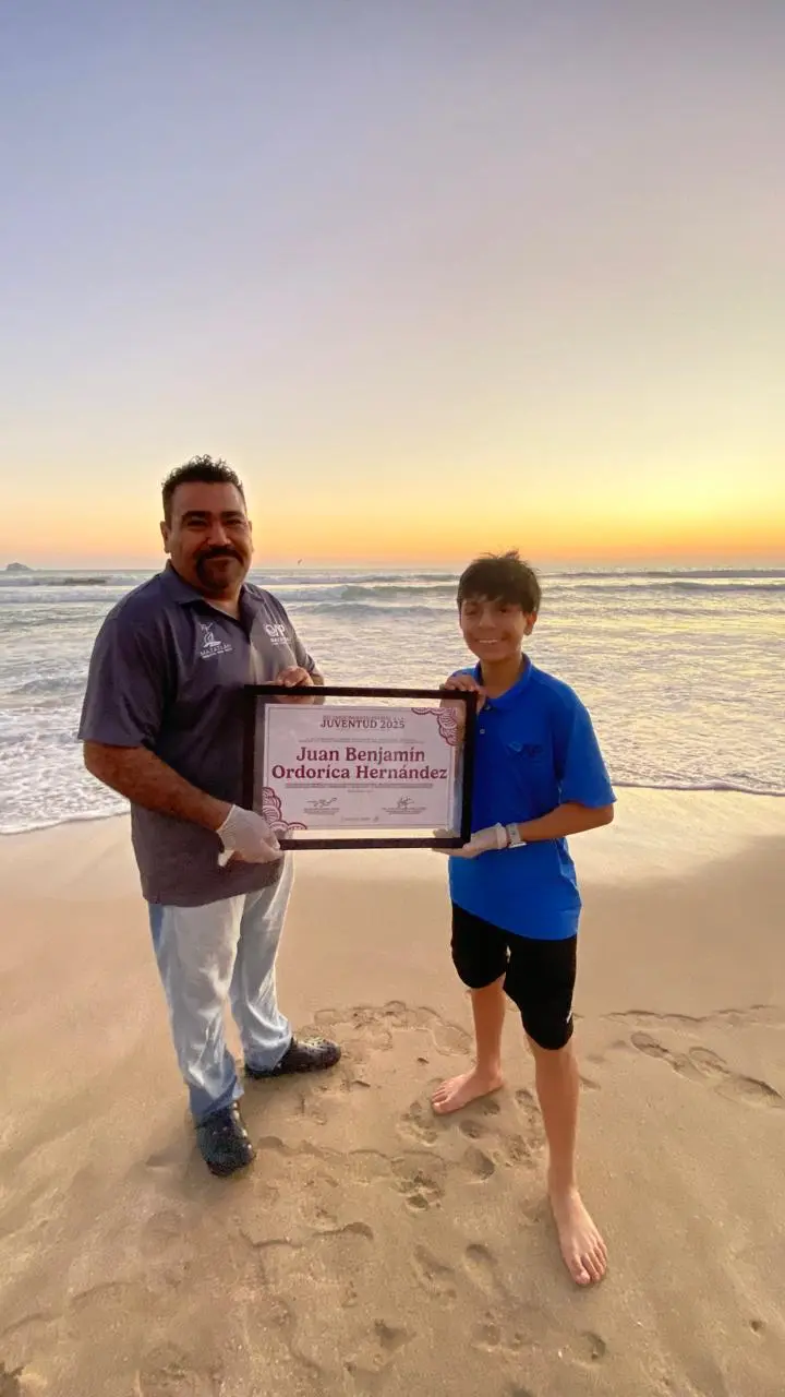 Con el apoyo y guía de José Barrón, Benjamín continúa difundiendo y haciendo conciencia entre los estudiantes sobre el tema de las Tortugas Marinas