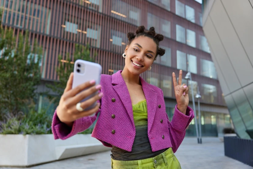 Quienes cuentan con mayores audiencias pueden alcanzar varios miles de dólares en ingresos. Foto: Freepik