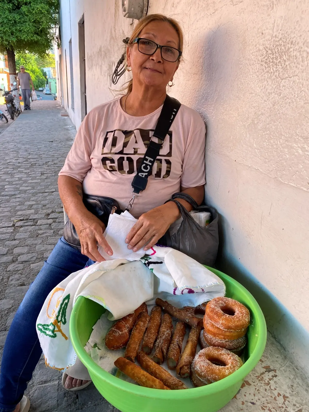 Rosa Ana siempre sonriente recorre las calles de Cosalá para ofrecer su producto