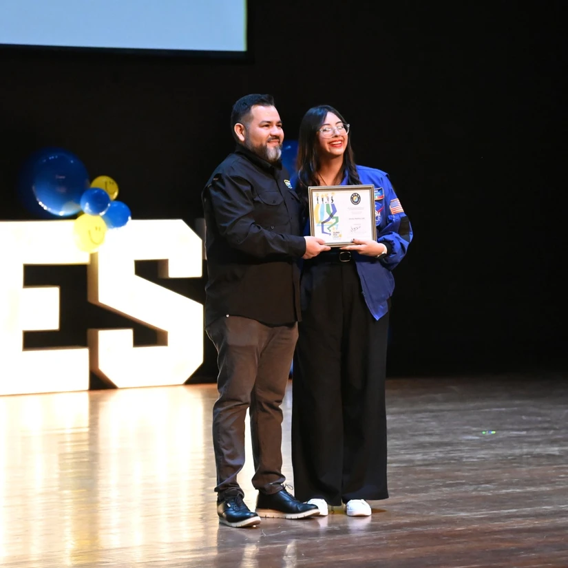 Dorely Medina, estudiante de medicina, apasionada de la biomedicina aeroespacial y la primera mexicana en recibir el Global Rising Star Award fue la encargada de motivar a los jóvenes con su experiencia.
