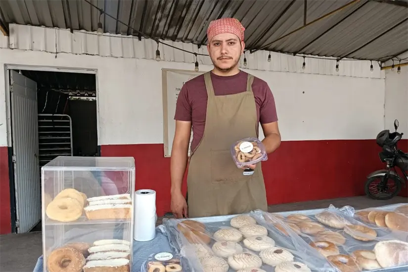 Cristael Carrillo abrió su panadería a los 20 años inspirado por las recetas y enseñanzas de su mamá, quien aún lo apoya en la producción.