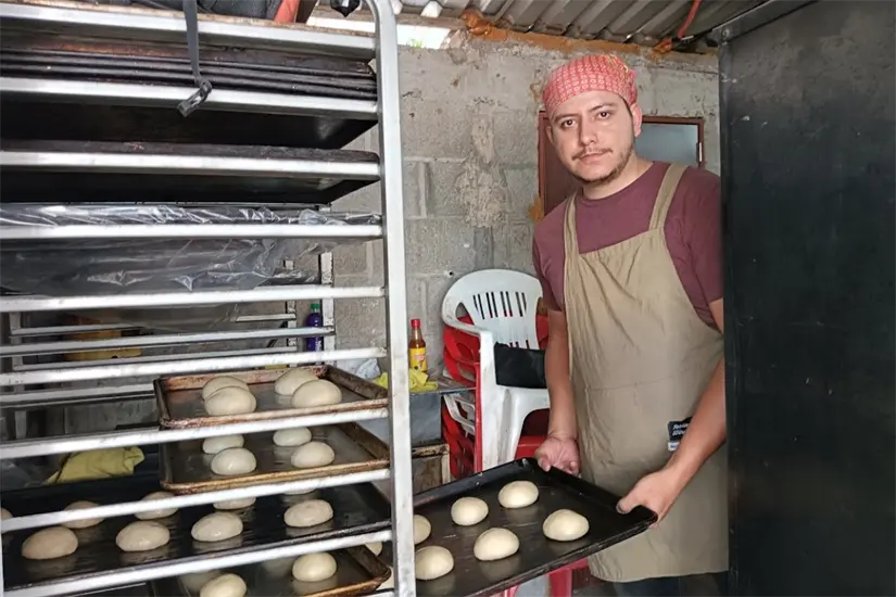 Panadería El Mirador logró adaptarse a los nuevos tiempos incorporando pan artesanal, pizzas y transmisiones en vivo por TikTok para atraer clientes.