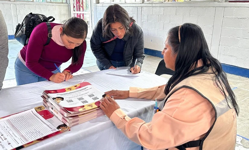 Se encuentra activa al entrega de tarjetas de la Beca Rita Cetina para primaria. Foto: Cortesía