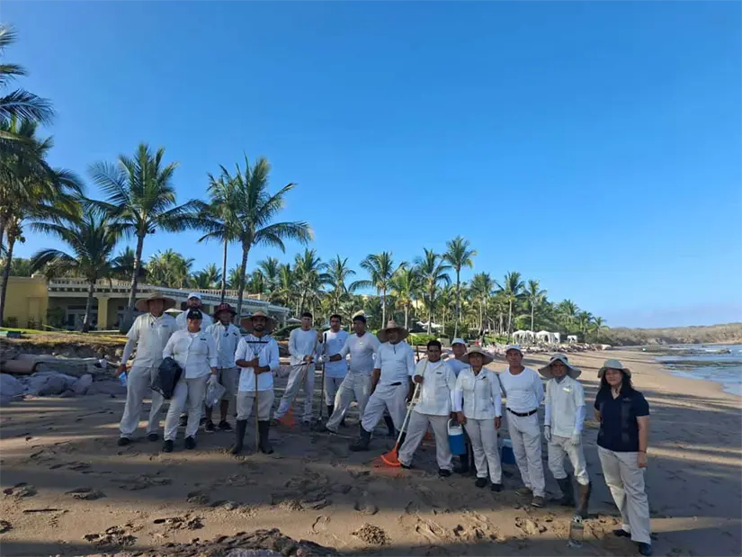 Colaboradores de un gran número de empresas participaron en la limpieza de playas