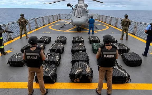 Cinco personas navegaban frente a Guerrero cuando la Marina descubri&oacute; lo que transportaban; el golpe fue de 180 millones