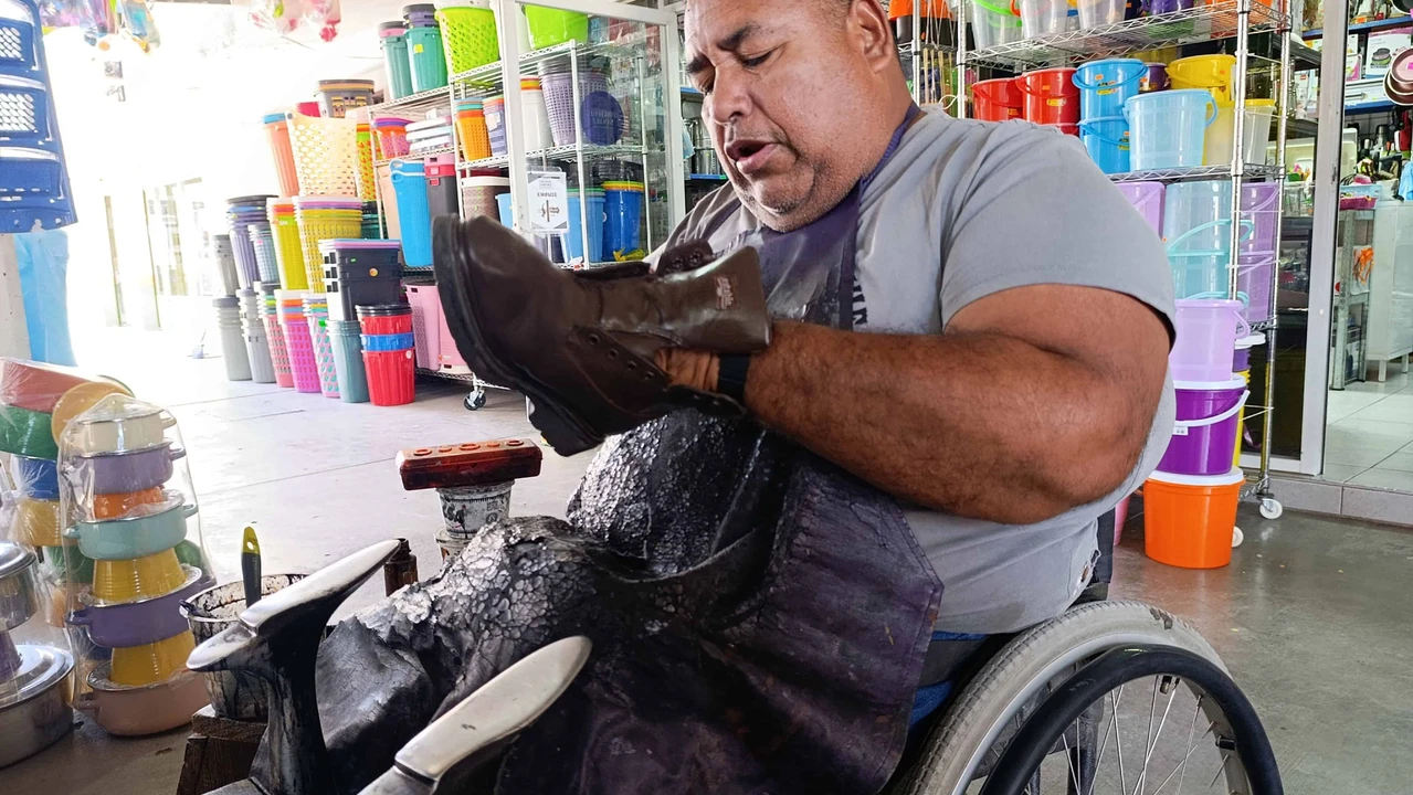 Con más de 35 años en el oficio de la bola y pintura de calzado, Francisco Flores, conocido como Pancho Bolero es el último guardián de esta labor en la sindicatura de Costa Rica.