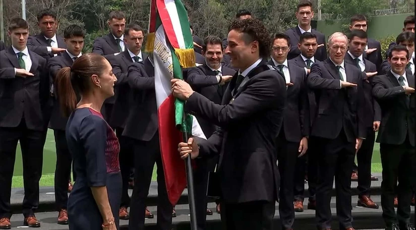 Sheinbaum entrega la bandera a la Selección Mexicana y lanza un mensaje rumbo al Mundial 2026