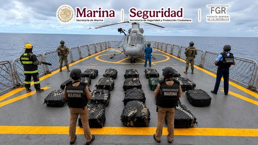 Un operativo en alta mar permitió a la Marina detener a cinco personas y asegurar 13 bultos con 829 kilos de presunta cocaína. Las autoridades estiman que se evitaron 1.6 millones de dosis.