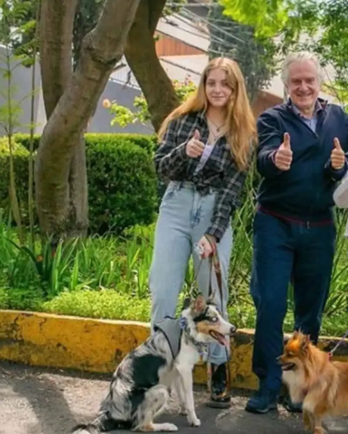 Constanza al lado de su papá.