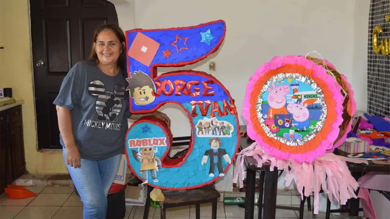 Juana Rodríguez fabrica hasta 40 piñatas al día y se ha convertido en una referente en Elota.