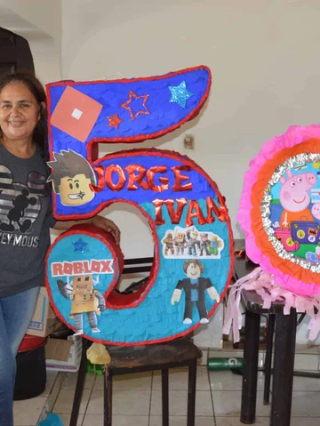 Madre soltera cre&oacute; negocio de pi&ntilde;atas y logr&oacute; que sus hijos fueran profesionistas